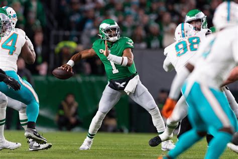 jalen hurts verletzt|Jalen Hurts injury update: Latest news on Eagles QBs。